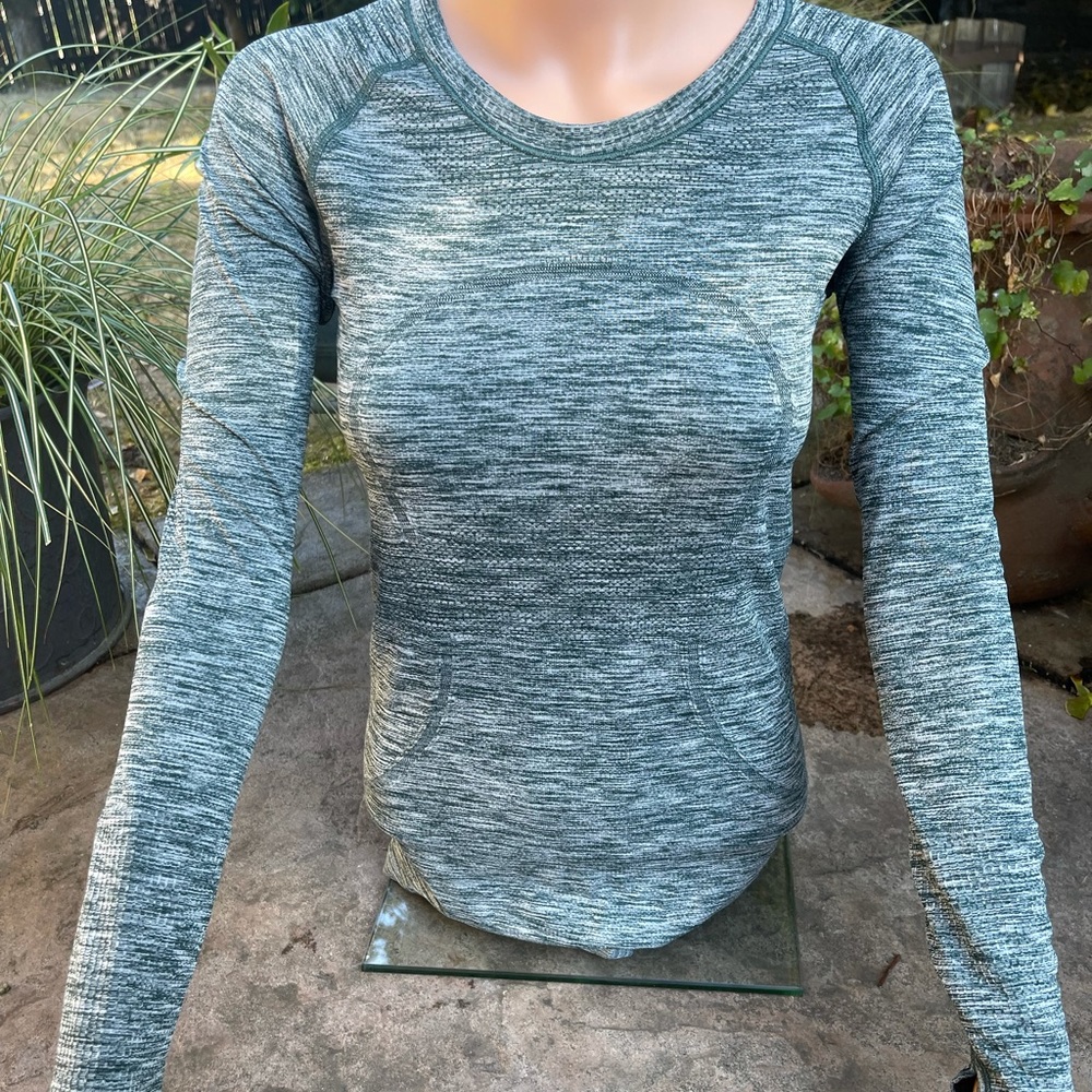Lululemon Swiftly Tech Long Sleeve shirt size 4